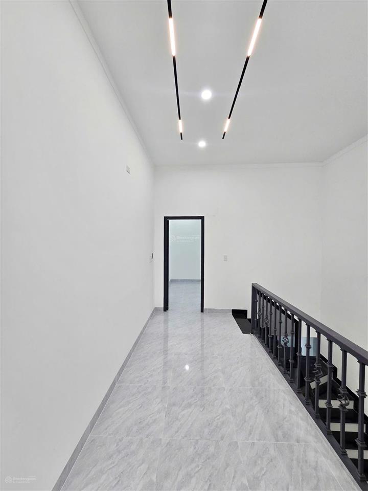 Bán gấp nhà 1 trệt 1 lầu sân xe hơi vỉa hè rộng 5m thuận tiện kinh doanh, tt 568tr nhận nhà ở ngay