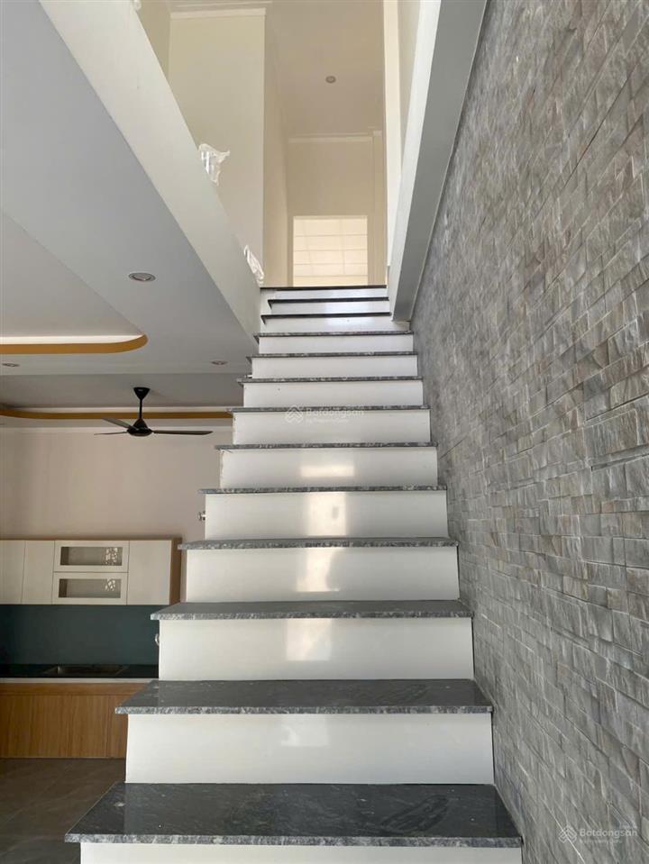 Bán gấp nhà 1 trệt 1 lầu đang hoàn thiện ngay kdc lavender sổ riêng thổ cư, tt 668tr nhận nhà ngay