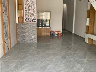 Bán gấp nhà 1 trệt 1 lầu đang hoàn thiện ngay kdc lavender sổ riêng thổ cư, tt 668tr nhận nhà ngay