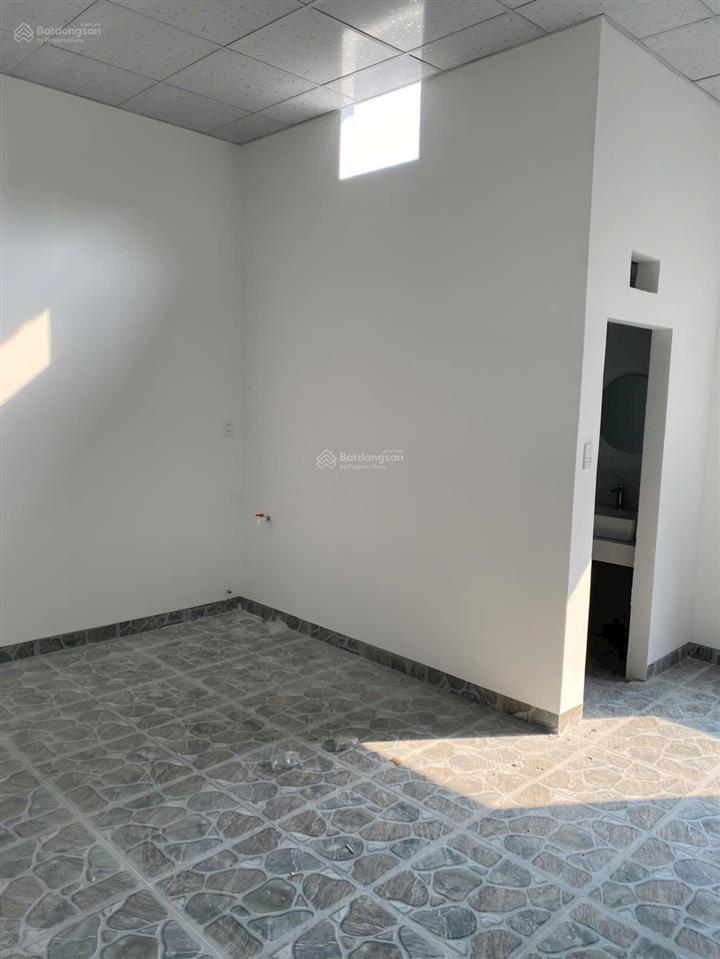 Bán gấp nhà 1 trệt 1 lầu đang hoàn thiện ngay kdc lavender sổ riêng thổ cư, tt 668tr nhận nhà ngay