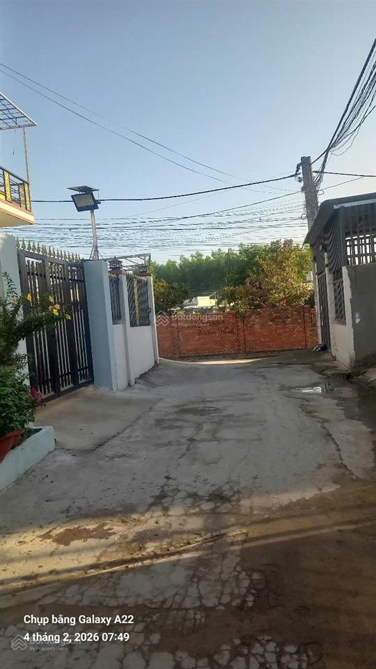 Bán gấp nhà 1 trệt 1 lầu sân xe hơi sát kdc lavender gần trường tiểu học thạnh phú