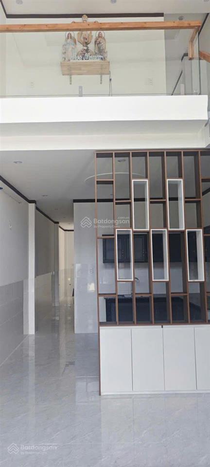 Cho thuê gấp nhà 1 trệt 1 lửng sân xe hơi mới tinh, ngay sau chợ tân bình ngã 4 bến cá