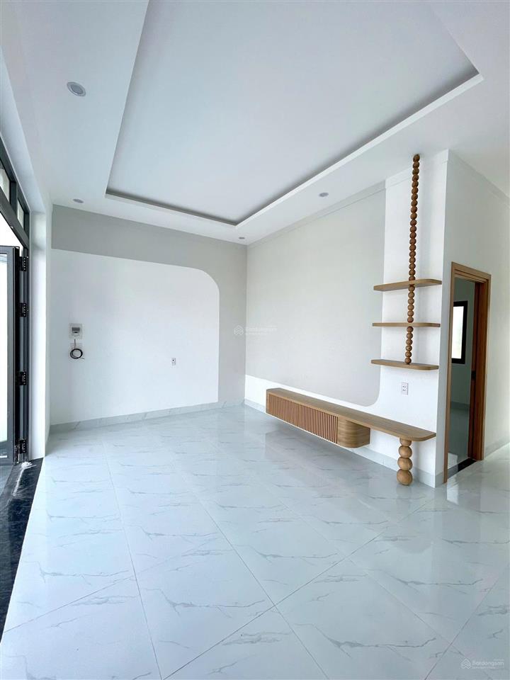 Bán gấp nhà mặt tiền đường phi trường thuận tiện kinh doanh, sổ hồng riêng thổ cư 100%, gần chợ 26