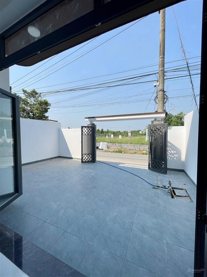 Bán gấp nhà mặt tiền đường phi trường thuận tiện kinh doanh, sổ hồng riêng thổ cư 100%, gần chợ 26