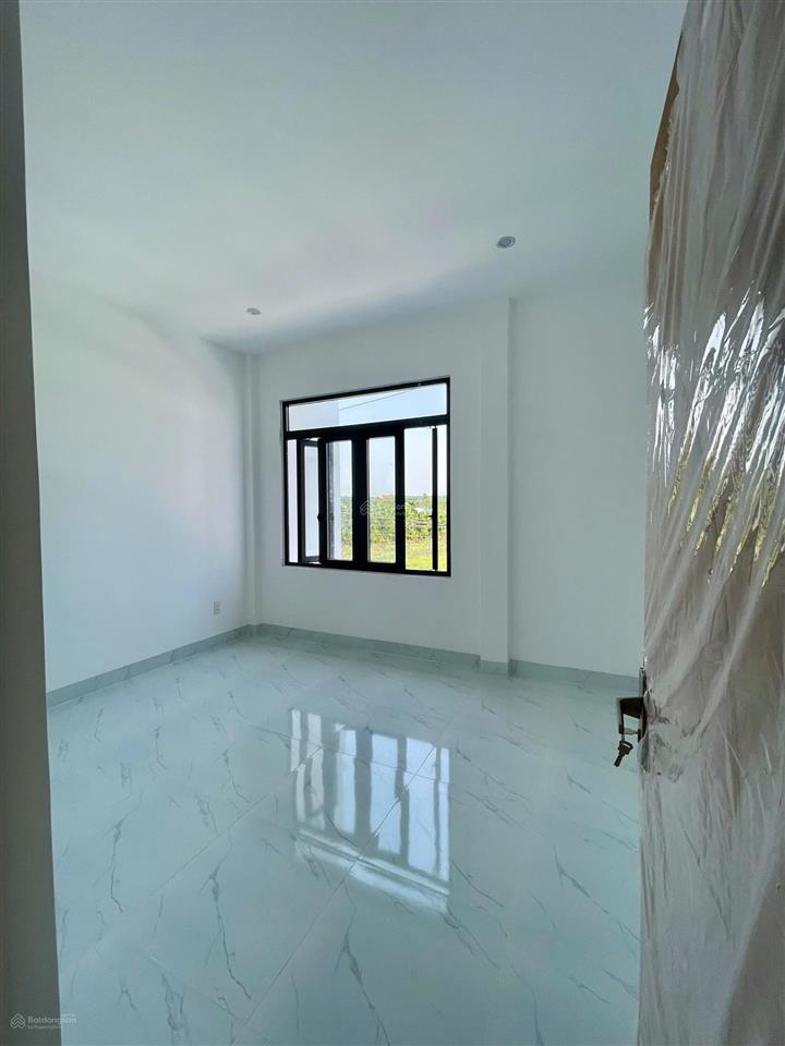 Bán gấp nhà mặt tiền đường phi trường thuận tiện kinh doanh, sổ hồng riêng thổ cư 100%, gần chợ 26
