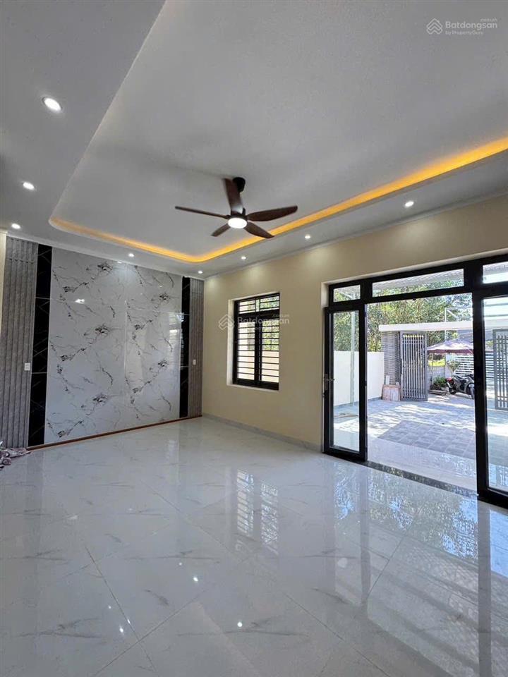 Bán gấp nhà mặt tiền đường phi trường thuận tiện kinh doanh, sổ hồng riêng thổ cư 100%, gần chợ 26