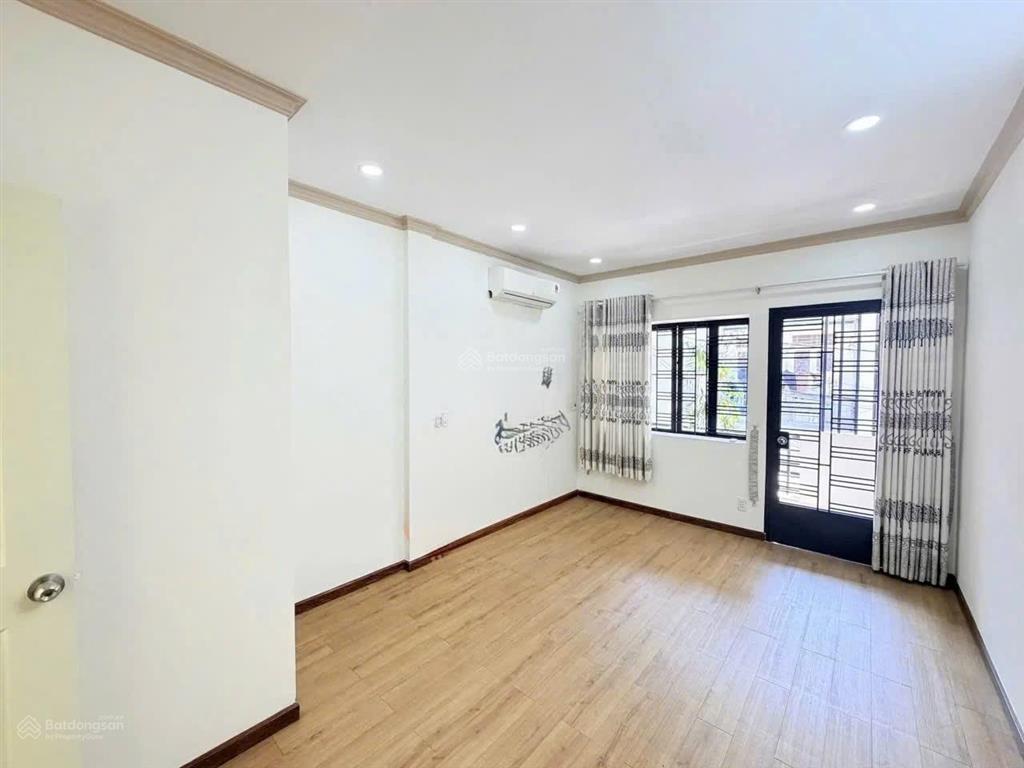 Nhà 2 tầng đẹp vuông vức ngay khu kinh đô thời trang lê văn sỹ chỉ 6.9 tỷ