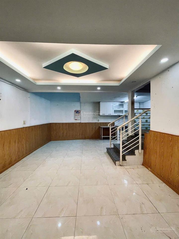 Bán nhà rộng xe hơi vô 60m2 cách mạng tháng 8 chỉ 9,1tỷ
