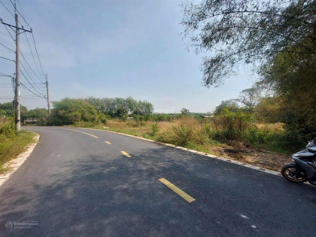 Bán 4200 m đường láng the, có 1800m thổ cư
địa thế cực đẹp đất 2 mặt tiền
