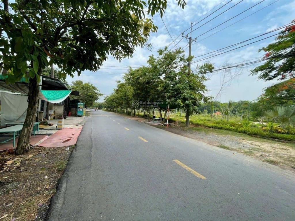Bán 4200 m đường láng the, có 1800m thổ cư
địa thế cực đẹp đất 2 mặt tiền