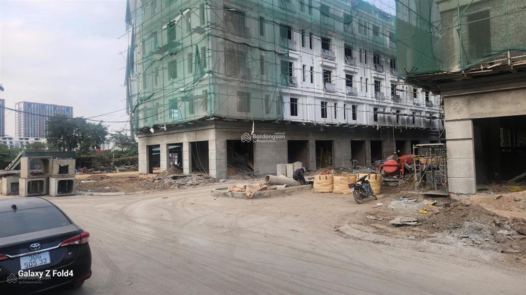 Chủ cần bán liền kề tại him lam, nhà 2 mặt đường 25 và 15m, đối diện hồ 15ha. dt 82m2