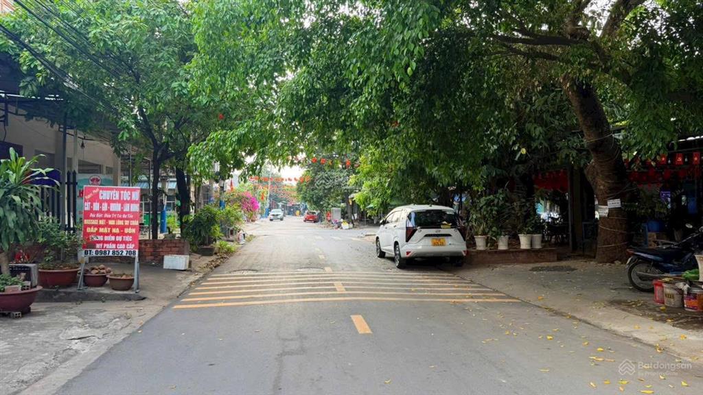 Bán gấp căn nhà 1 trệt 2 lầu 5 phòng trọ cho thu nhập cao ngay chợ thông dụng giá rẻ