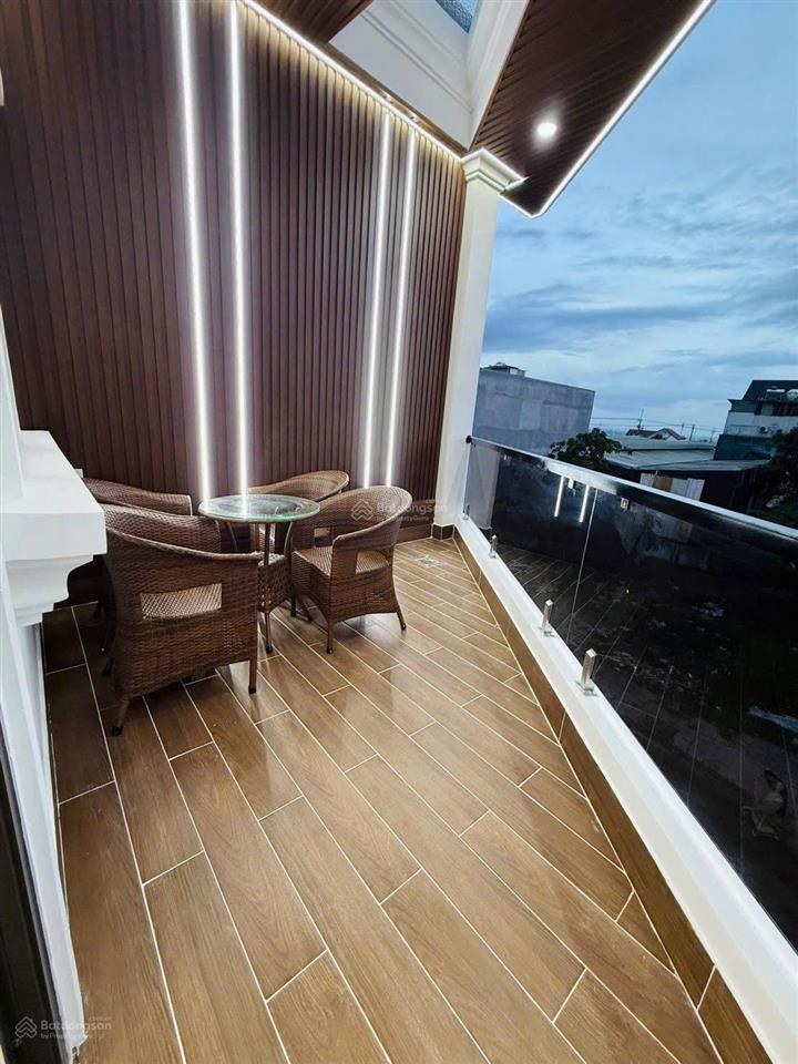 Chủ ngộp không chịu nổi giảm hẳn 550tr bán gấp căn nhà góc full nội thất ngay ngã 6 an phú