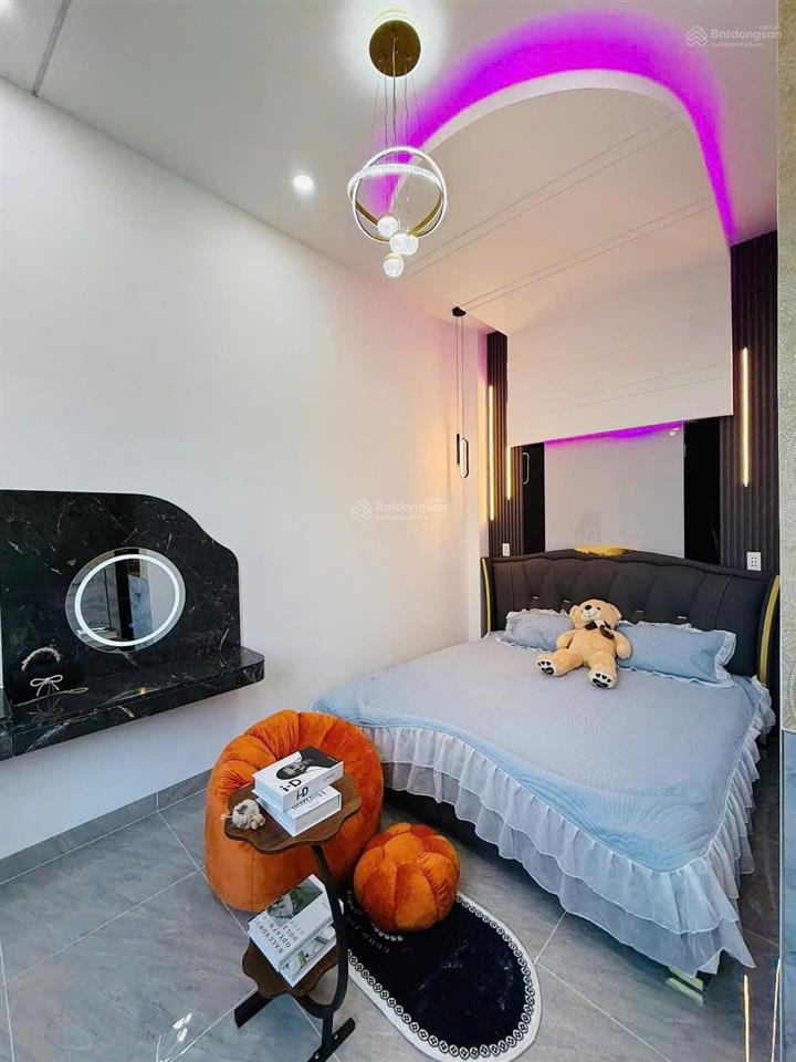 Chủ ngộp không chịu nổi giảm hẳn 550tr bán gấp căn nhà góc full nội thất ngay ngã 6 an phú