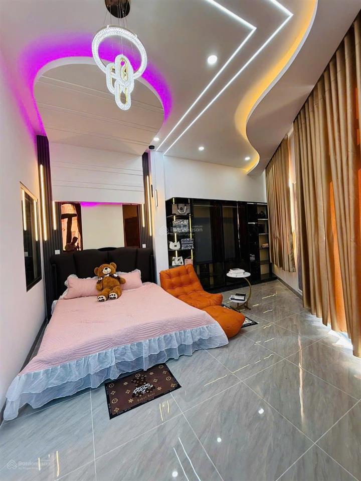 Chủ ngộp không chịu nổi giảm hẳn 550tr bán gấp căn nhà góc full nội thất ngay ngã 6 an phú