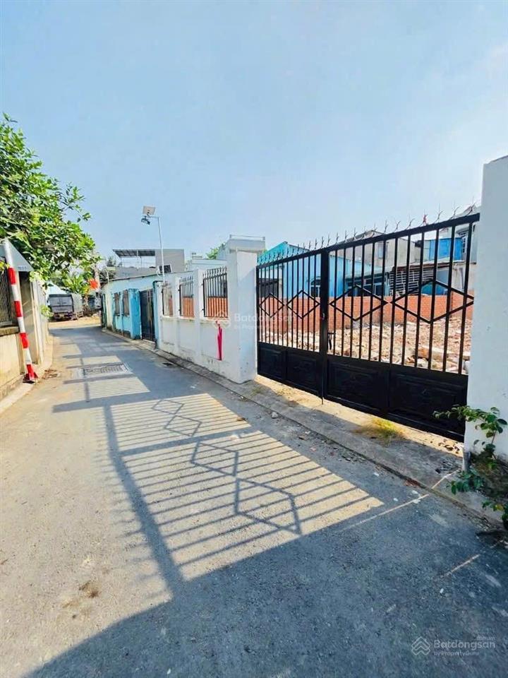 Hạ giá 200tr bán gấp lô đất mặt tiền nhựa giá rẻ gần làng đại học