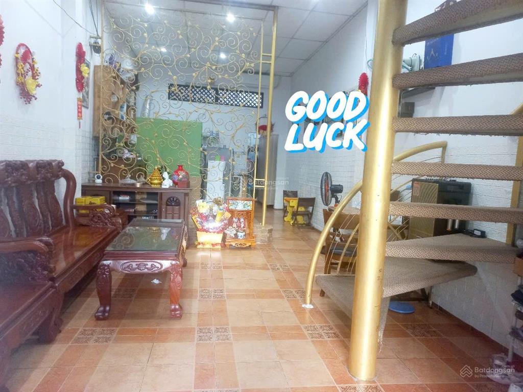 Nhà chính chủ đang ở thuộc đường đông hưng thuận 2 điện tích 3,9x21 một lầu 3 phòng ngủ.