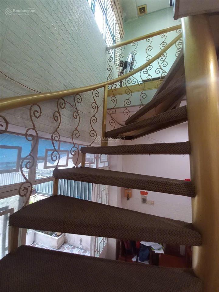 Nhà chính chủ đang ở thuộc đường đông hưng thuận 2 điện tích 3,9x21 một lầu 3 phòng ngủ.