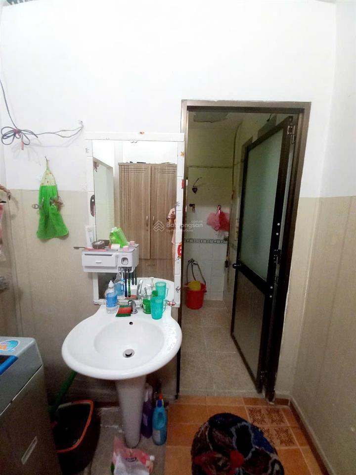 Nhà chính chủ đang ở thuộc đường đông hưng thuận 2 điện tích 3,9x21 một lầu 3 phòng ngủ.