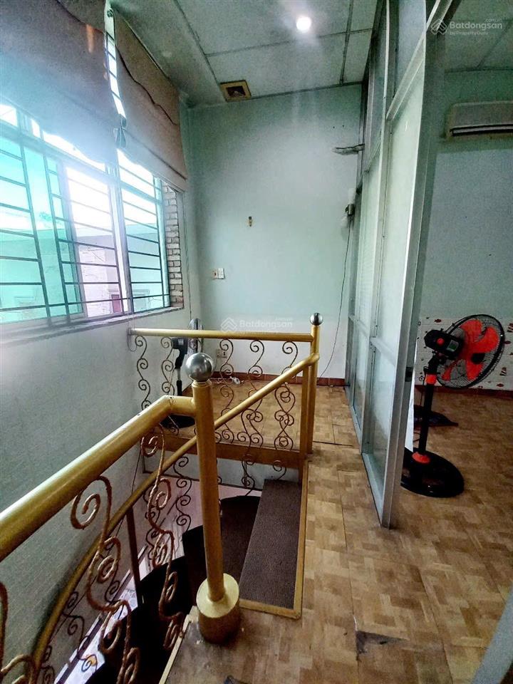 Nhà chính chủ đang ở thuộc đường đông hưng thuận 2 điện tích 3,9x21 một lầu 3 phòng ngủ.