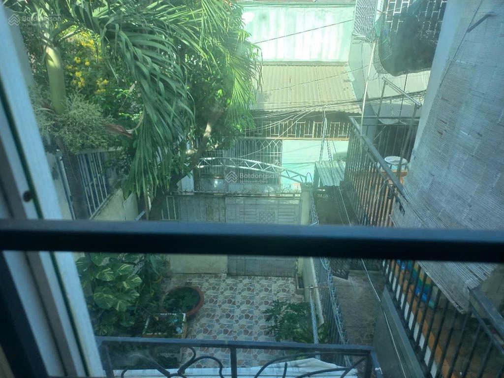 Nhà chính chủ đang ở thuộc đường đông hưng thuận 2 điện tích 3,9x21 một lầu 3 phòng ngủ.