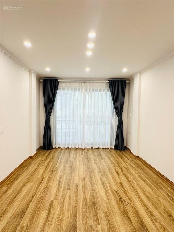Phân lô 3 ô tô tránh trước nhà ngõ 281 phố tam trinh.