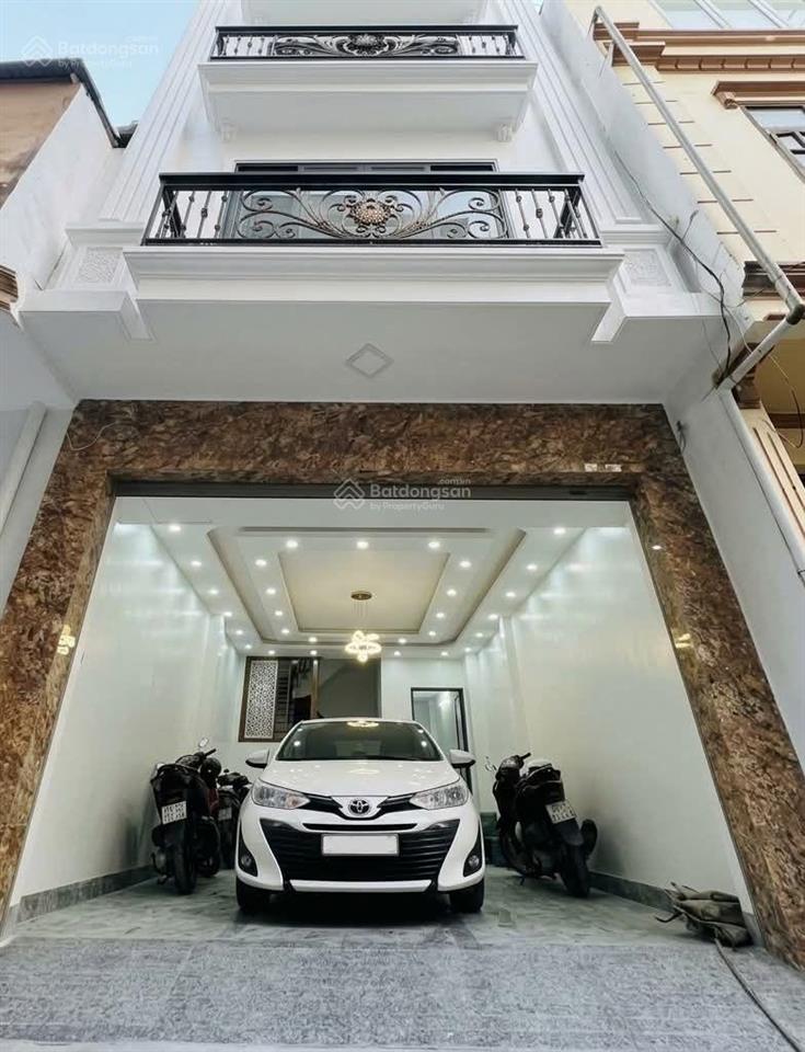 Phân lô 3 ô tô tránh trước nhà ngõ 281 phố tam trinh.