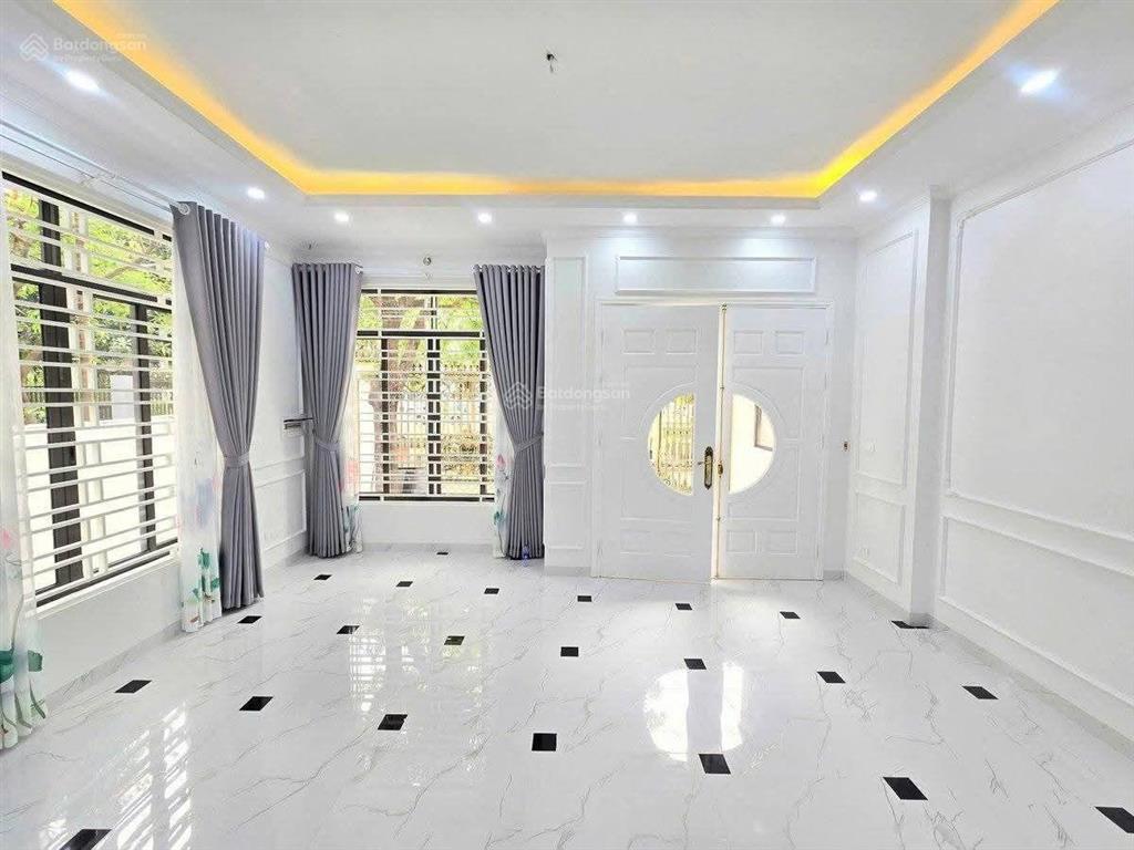 Hot và đẹp phân lô ngõ 281 319 357 phố tam trinh, ngõ thông ở sướng gần hồ.