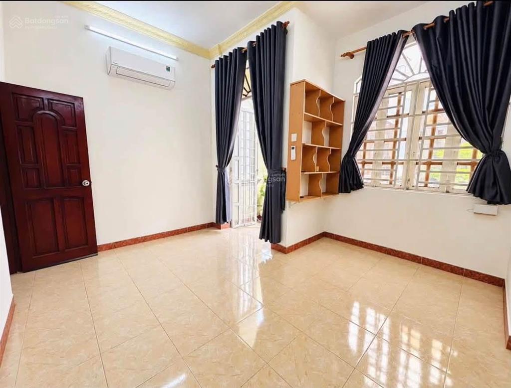 4.2m x 10m  3 tỷ nhỉnh  phạm văn bạch  shr hoàn công  nhà dt rộng   ngay