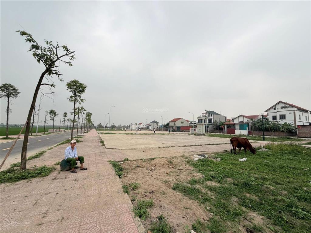 Lô góc xẻ khe 5ty2 mt 6,5m kđg hoàng xá yên lãng. giáp chân cầu hồng hà