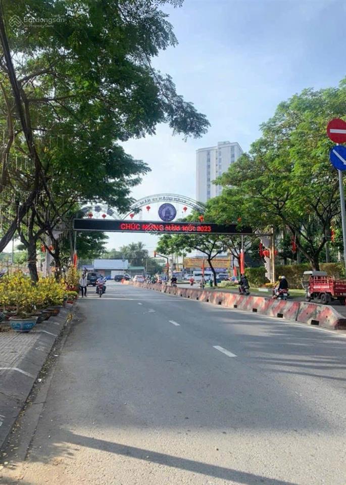 Nhà 3 lầu 4wc 4pn nội thất đẹp đầy đủ có sân chơi thể thao trước mặt giá 8 tỷ