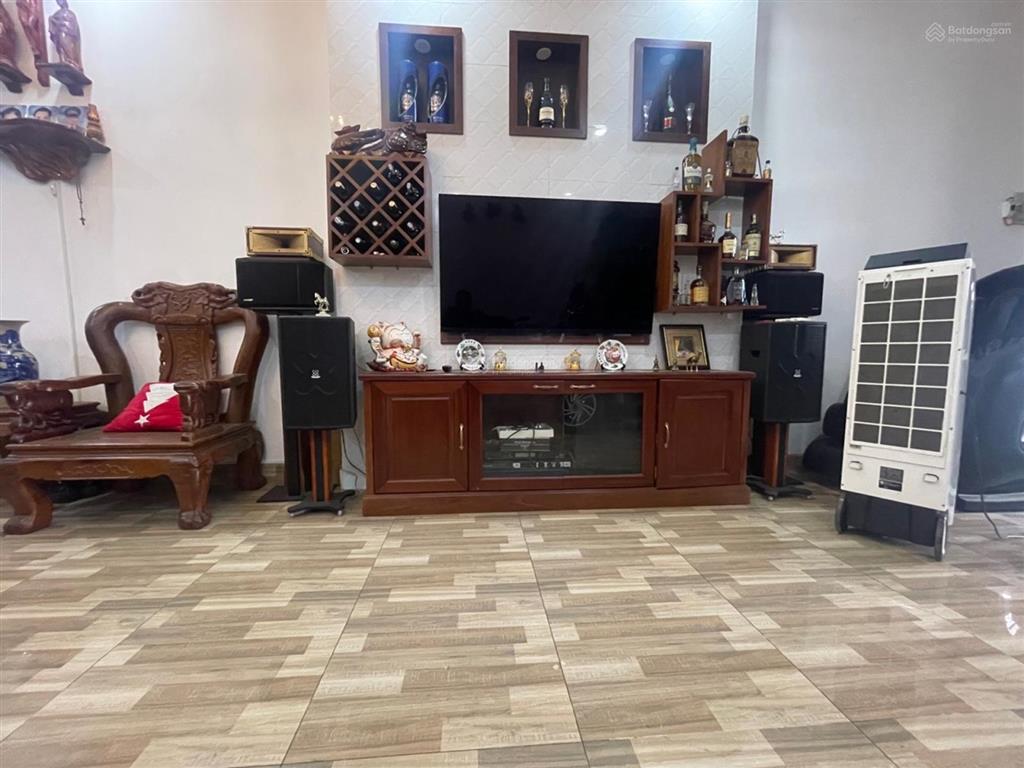 Giảm 500 triệu chỉ còn 5.7 tỷ
mặt tiền đông thạnh  hóc môn chính chủ 1 đời
dt 4.5 x 19.5