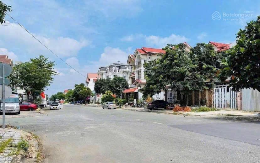 Nhà view công viên kdc phú nhuận q12 dt 5x18m (90m) 1 trệt 2 lầu 4pn trước nhà công viên