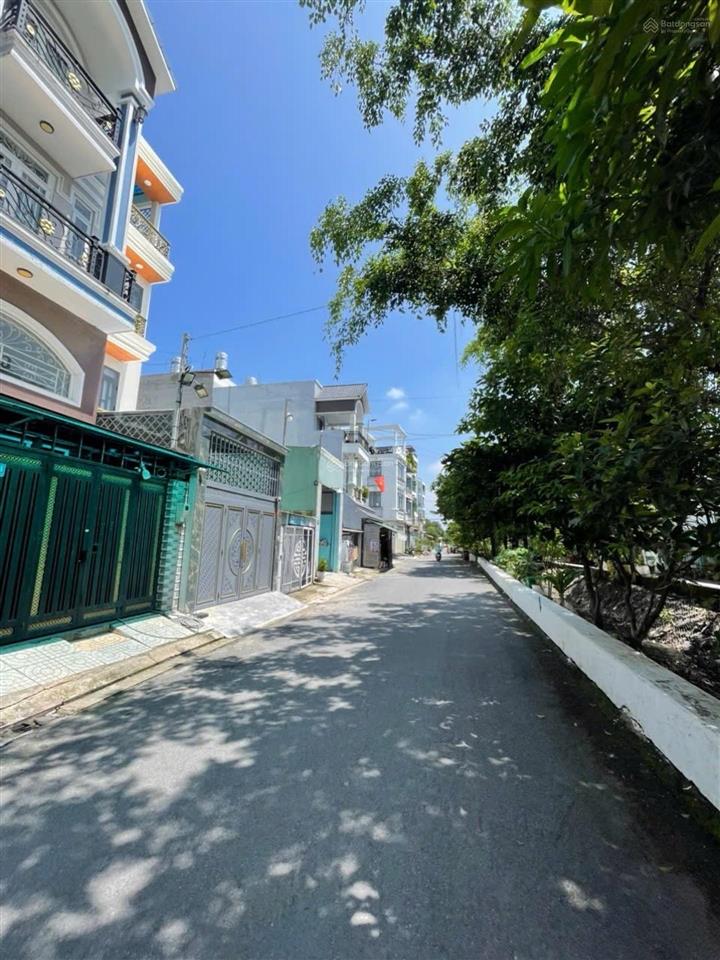 Nhà 3 lầu đúc thật kiên cố mt thạnh xuân q12 có sân để xe hơi đường thông 7m, thuận tiện