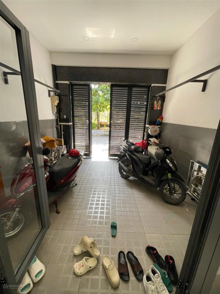 Nhà 3 lầu đúc thật kiên cố mt thạnh xuân q12 có sân để xe hơi đường thông 7m, thuận tiện