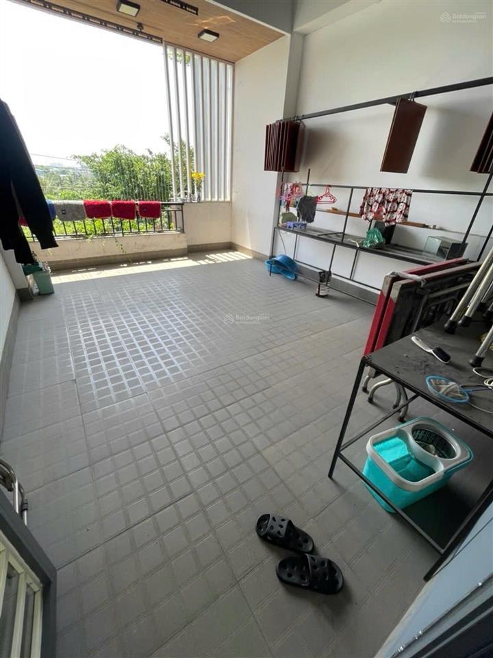 Nhà 3 lầu đúc thật kiên cố mt thạnh xuân q12 có sân để xe hơi đường thông 7m, thuận tiện