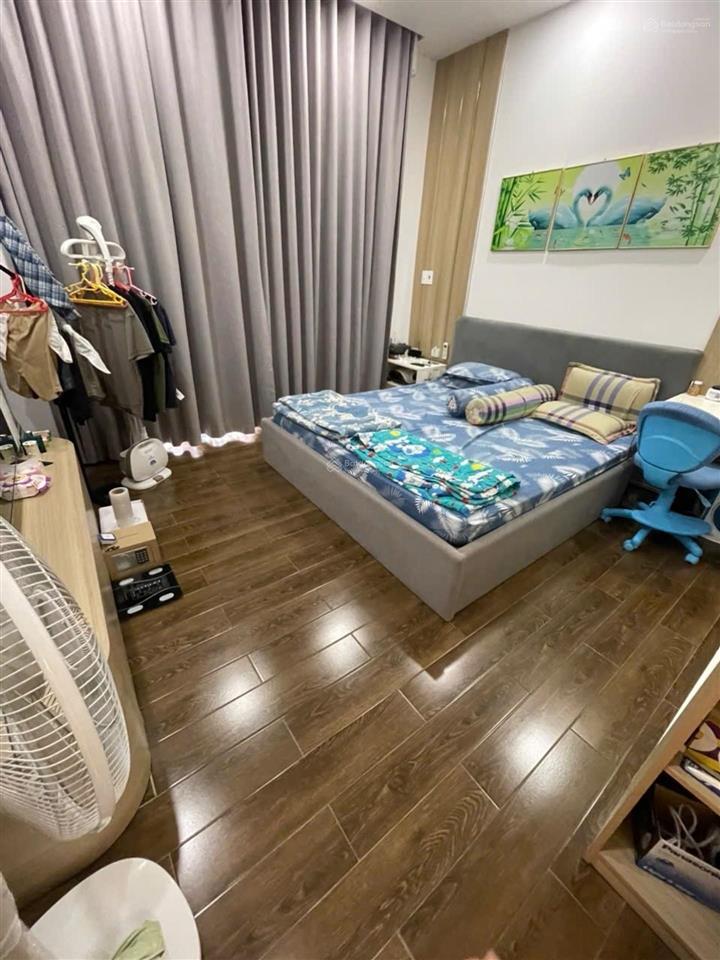 Nhà 3 lầu đúc thật kiên cố mt thạnh xuân q12 có sân để xe hơi đường thông 7m, thuận tiện
