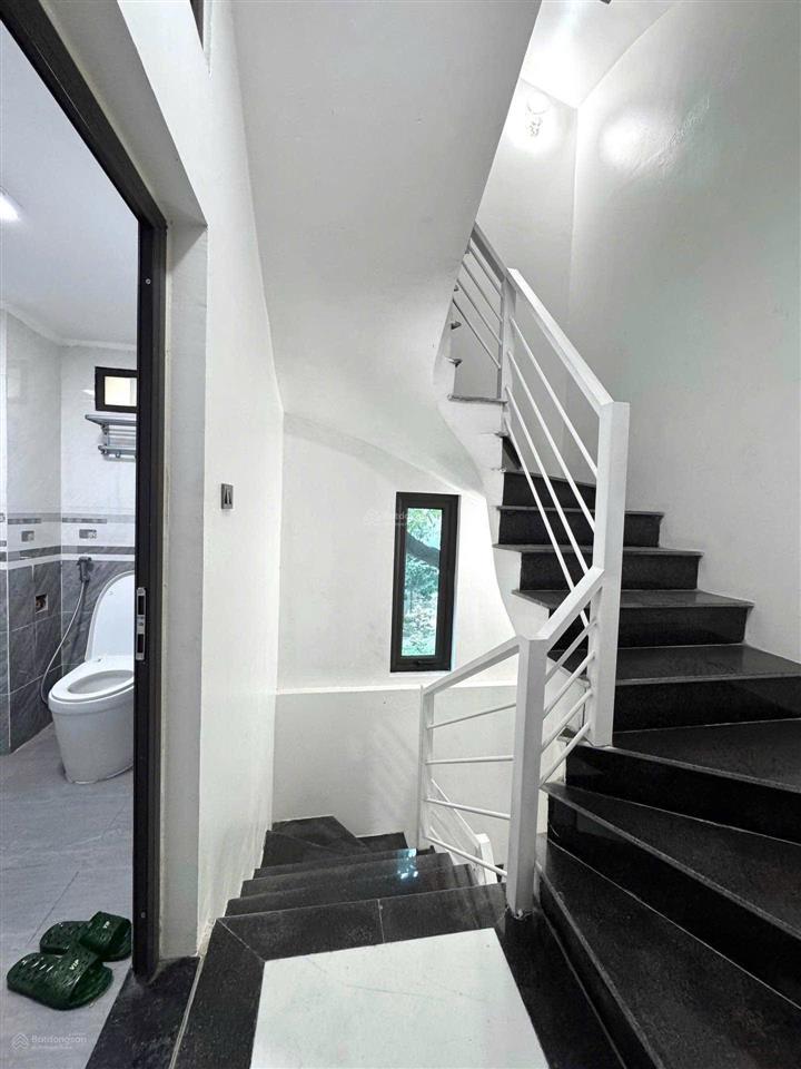 Lô góc 3 thoáng, ngõ thông vòng quanh, dt 28m2*4t, dân xây sổ vuông đẹp, 6,7 tỷ