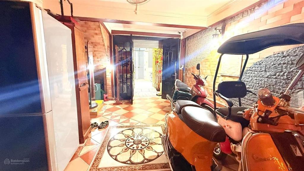 170 triệu/m2, 15m thẳng tắp ra mặt phố, dt 50m2*5t, ba gác đỗ cửa thông vòng quanh