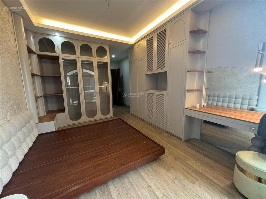Lô góc ô tô dừng đỗ ngày đêm, ngõ thông tứ phía, dt 36m2*5t, mt 4,1m, chỉ 8,6 tỷ (ctl)