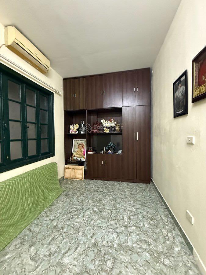 7,5 tỷ  mặt tiền 6m*5t, nhà mặt ngõ 3 gác cực nông, vài bước ra phố, sát hồ, dân dây sổ vuông