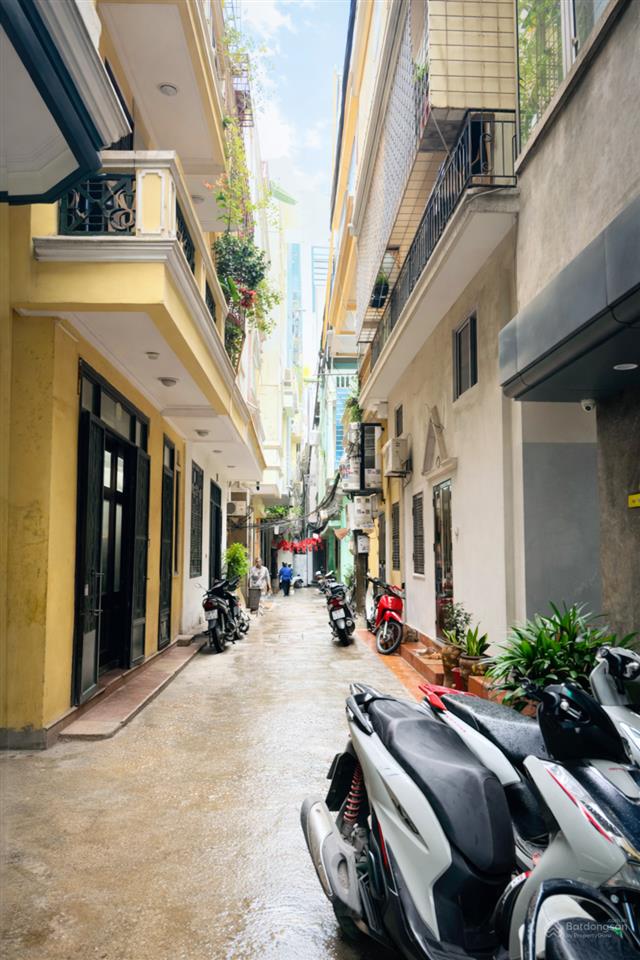 8,2 tỷ  lô góc ô tô đỗ cửa, 5t thang máy, dt 30m2, mt 4,5m, ngõ thông nhà đẹp lung linh