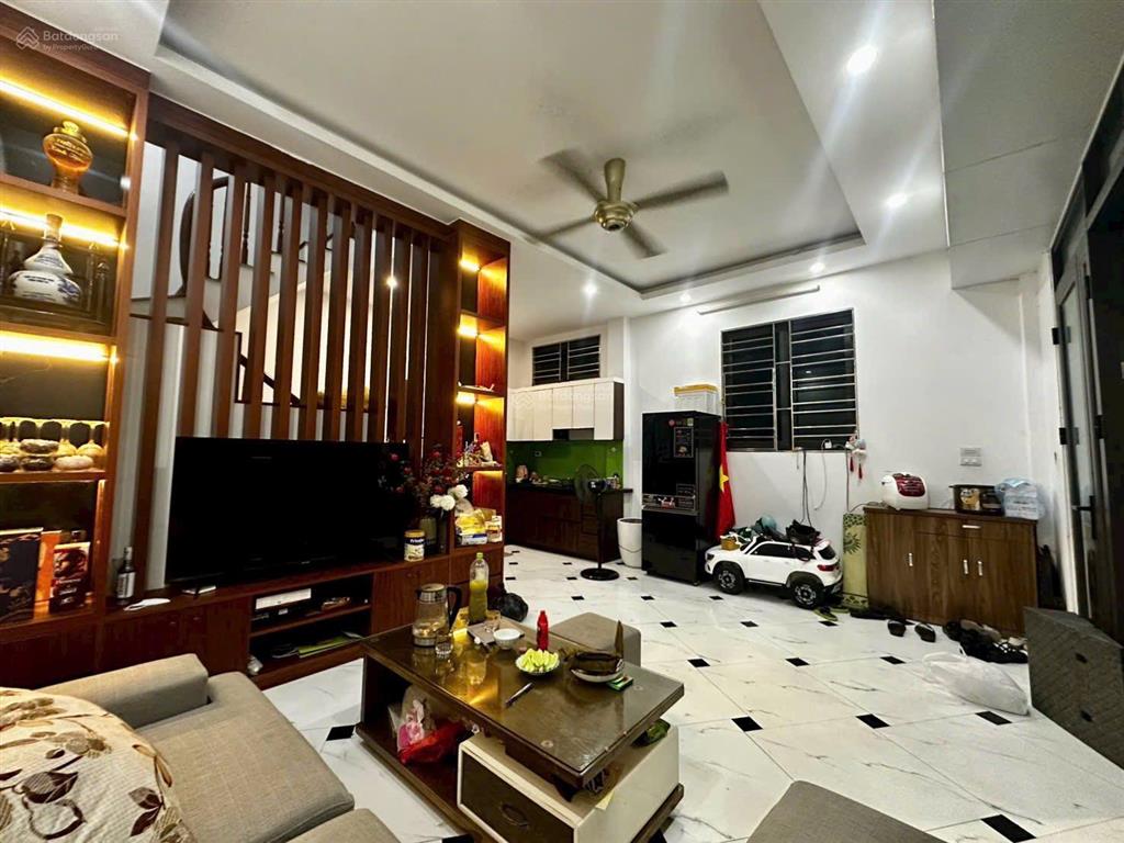 6,6 tỷ  ô tô đỗ, dt 30m2*4t, mt 3,4m, ngõ thông vòng quanh, dân xây qh ổn định