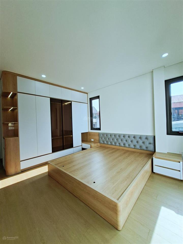 6,9 tỷ  6 tầng thang máy, trước nhà hơn 3m, 40m thẳng tắp ra mp, thông tứ phía