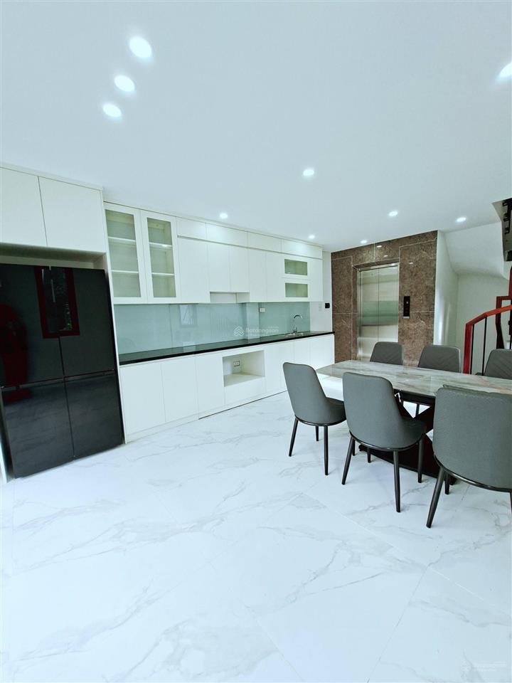 6,9 tỷ  6 tầng thang máy, trước nhà hơn 3m, 40m thẳng tắp ra mp, thông tứ phía