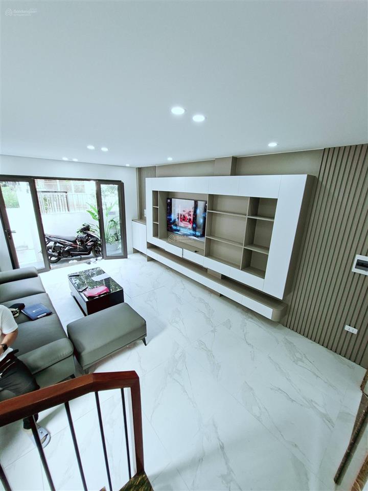 6,9 tỷ  6 tầng thang máy, trước nhà hơn 3m, 40m thẳng tắp ra mp, thông tứ phía