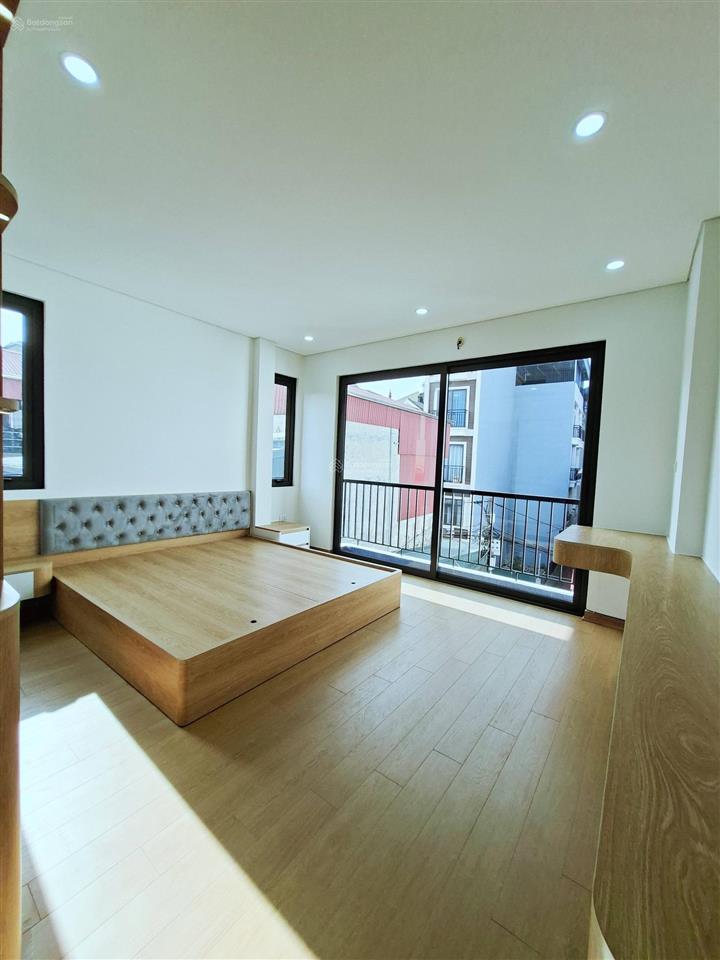 6,9 tỷ  6 tầng thang máy, trước nhà hơn 3m, 40m thẳng tắp ra mp, thông tứ phía