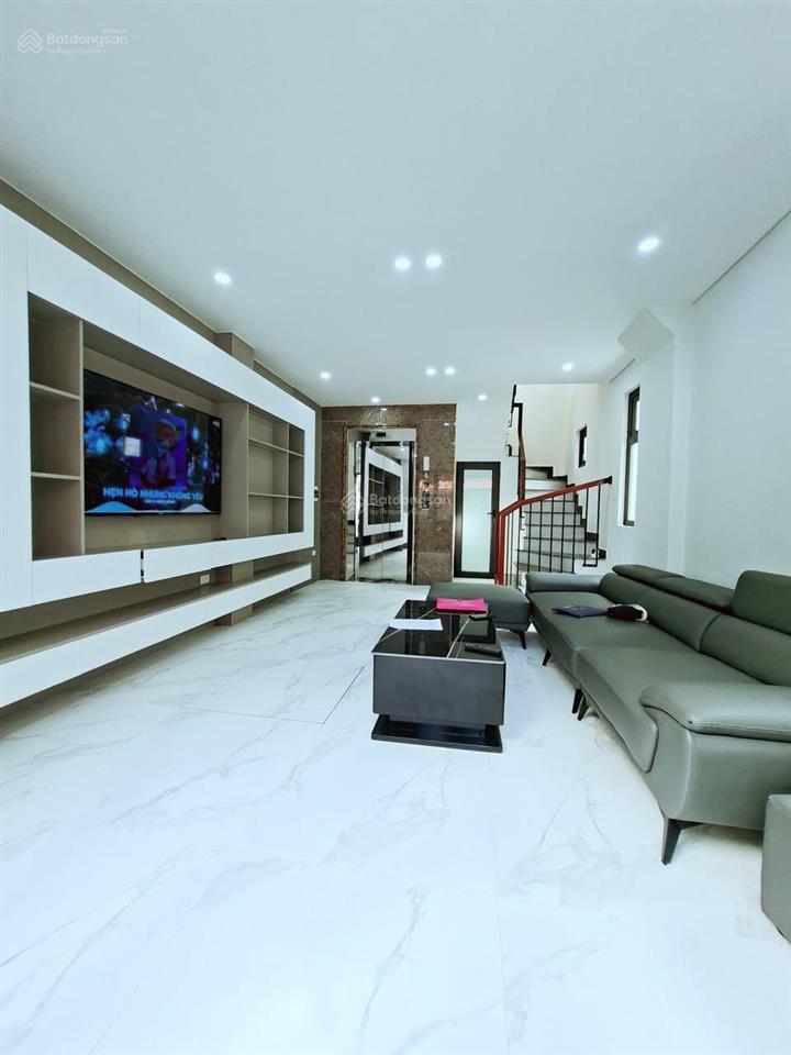 6,9 tỷ  6 tầng thang máy, trước nhà hơn 3m, 40m thẳng tắp ra mp, thông tứ phía