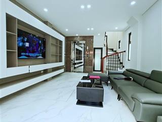 6,9 tỷ  6 tầng thang máy, trước nhà hơn 3m, 40m thẳng tắp ra mp, thông tứ phía