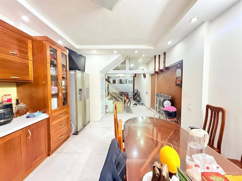 8,4 tỷ  dt 40m2*5t, mt 4,2m, ngõ thông vòng quanh, gần phố, dân xây sổ vuông cực đẹp